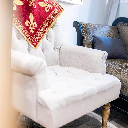 Des Chevaliers - Designed By C.m Apartment *