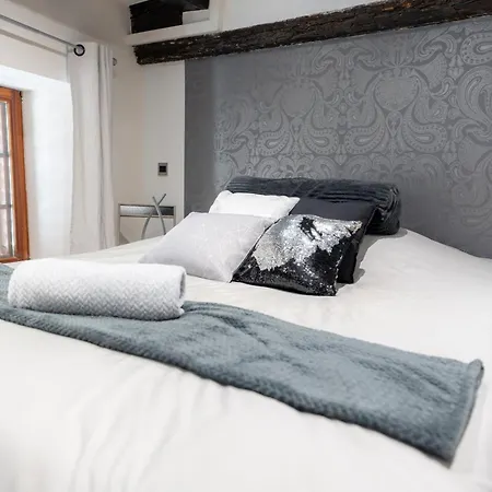 Des Chevaliers - Designed By C.m Apartment *