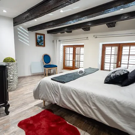 Des Chevaliers - Designed By C.m Apartment