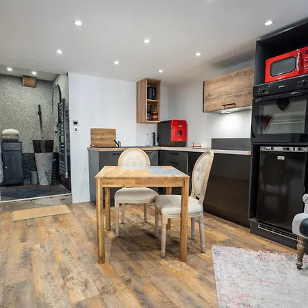 Des Chevaliers - Designed By C.m Apartment *