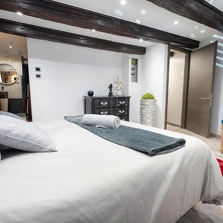 Des Chevaliers - Designed By C.m Apartment