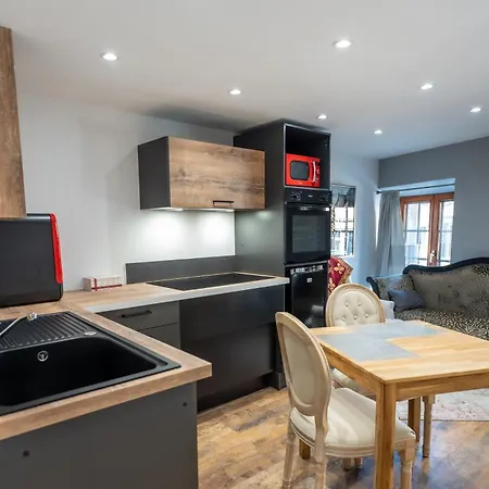 Des Chevaliers - Designed By C.m Apartment