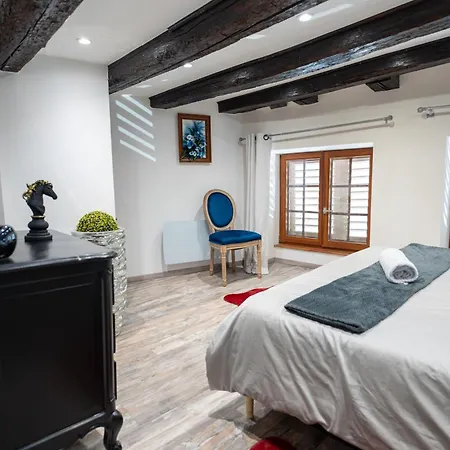 Des Chevaliers - Designed By C.m Apartment