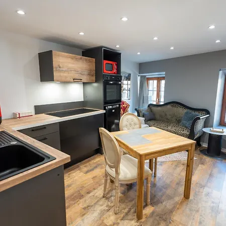 Des Chevaliers - Designed By C.m Apartment